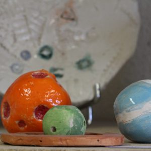 arnodva-poterie-katell-dans-l-atelier-enfant-expo-boules